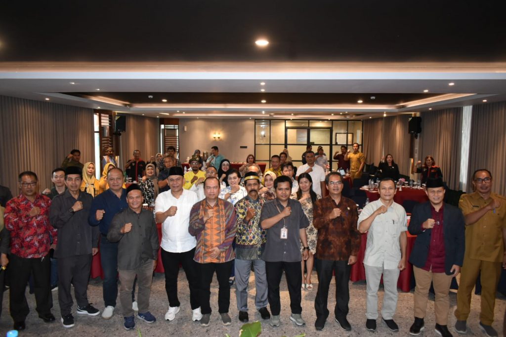 Sesi foto bersama dengan Ketua Bawaslu Provinsi Kalimantan barat, Ketua dan Anggota Bawaslu Kubu Raya serta Peserta Rapat Koordinasi Pengawasan Partisipati