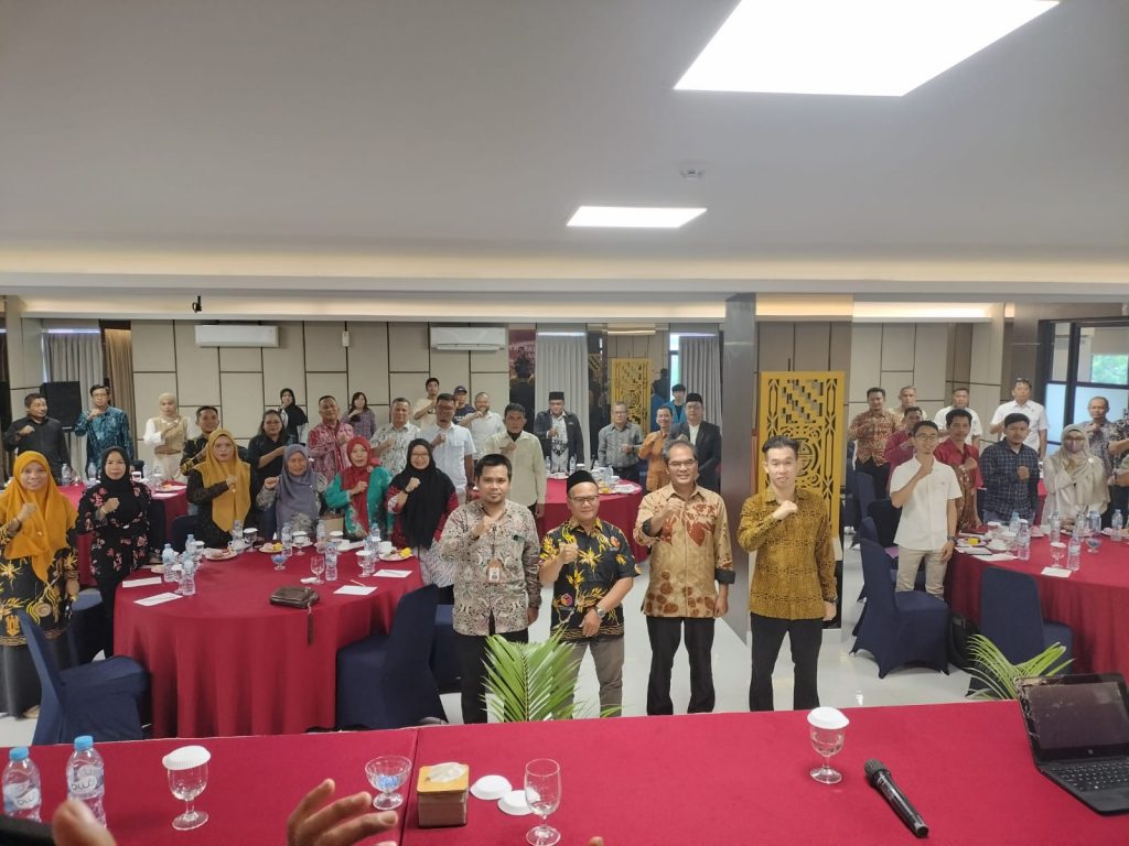 Sesi Foto bersama dalam Rakor Pengawasan Pemilu Partisipatif di hotel Alimoer Kubu Raya, Sabtu (13/7/2024)