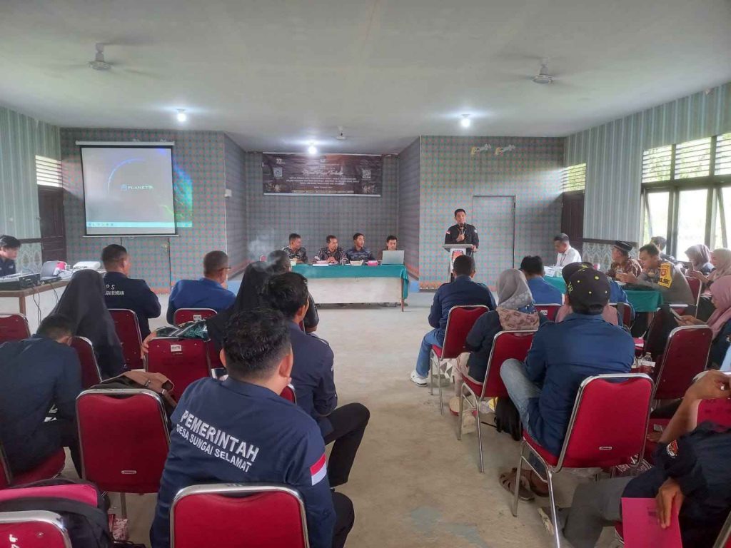 Anggota Bawaslu Kubu Raya, Juhardi memberikan sambutan pada saat pembukaan rapat pleno terbuka Daftar Pemilih Hasil Pemuktahiran (DPHP) tingkat kecamatan, Rabu, (7/8/2024)