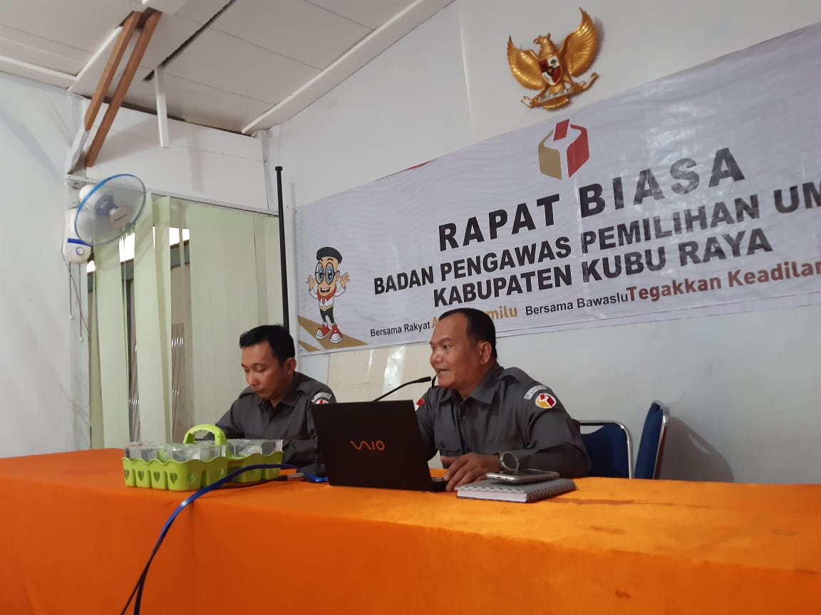 Rapat Penyusunan Standar Operasional Prosedur (SOP) di Kesekretariatan Bawaslu Kubu Raya