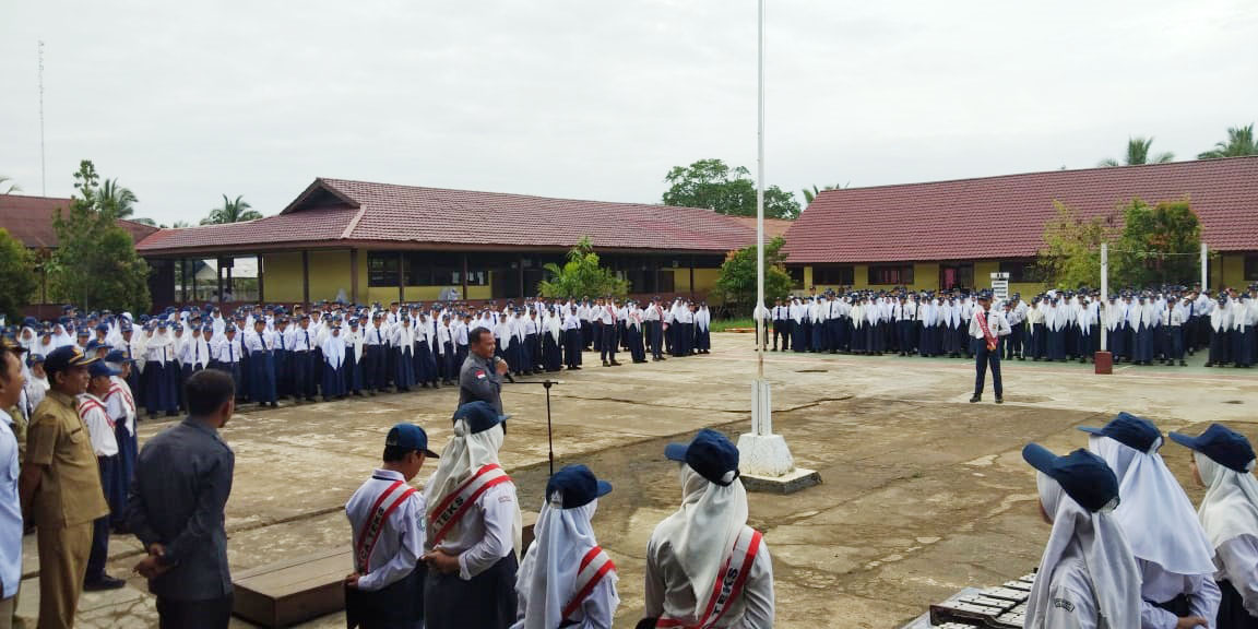 Gustiar berikan Amanat kepada pelajar SMPN 1 Sungai Kakap agar dapat melakukan pengawasan dan memberikan hak pilihnya dalam pemilu dan pilkada