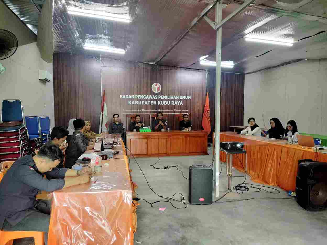 Ketua dan Anggota Bawaslu Kabupaten Kubu Raya Ikuti Rakor Pengawasan Penyusunan Pemutakhiran Data Pemilih Berkelanjutan Secara Daring