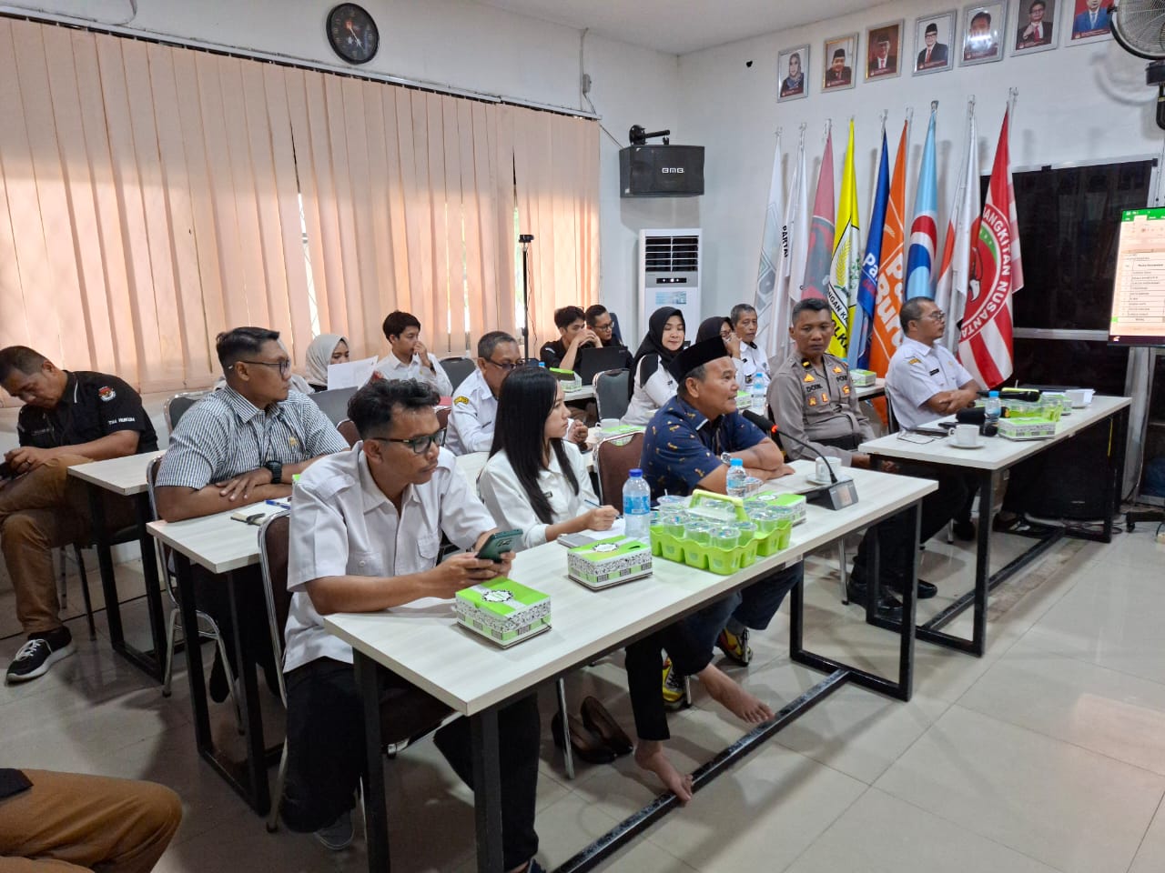 Anggota Bawaslu Kubu Raya Hadiri Rapat Pleno Pemutakhiran Data Pemilih Berkelanjutan Triwulan II Tahun 2025