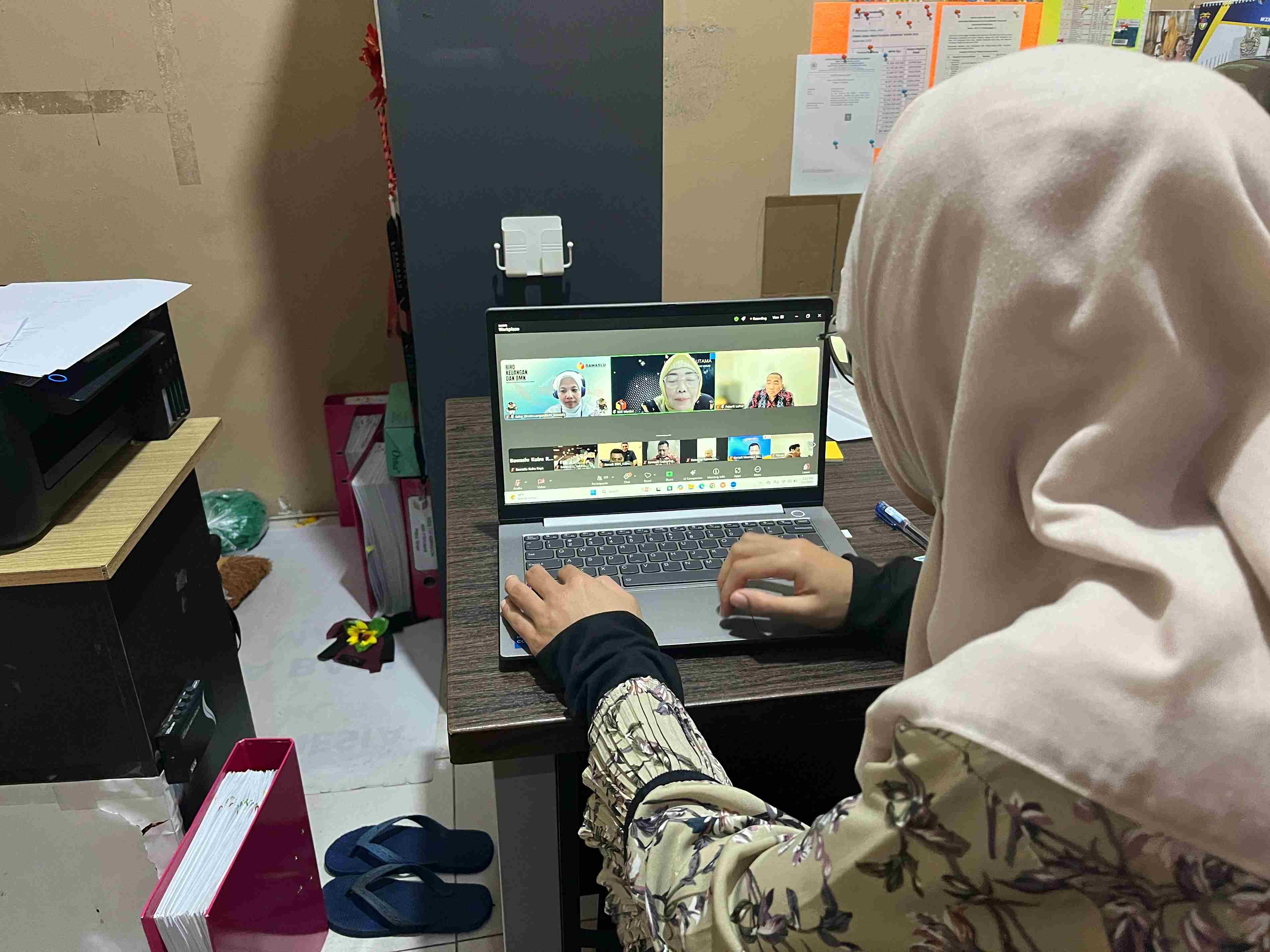 Staf Bawaslu Kabupaten Kubu Raya Ikuti Rapat Mitigasi Risiko Pengelolaan Dana Hibah secara Daring