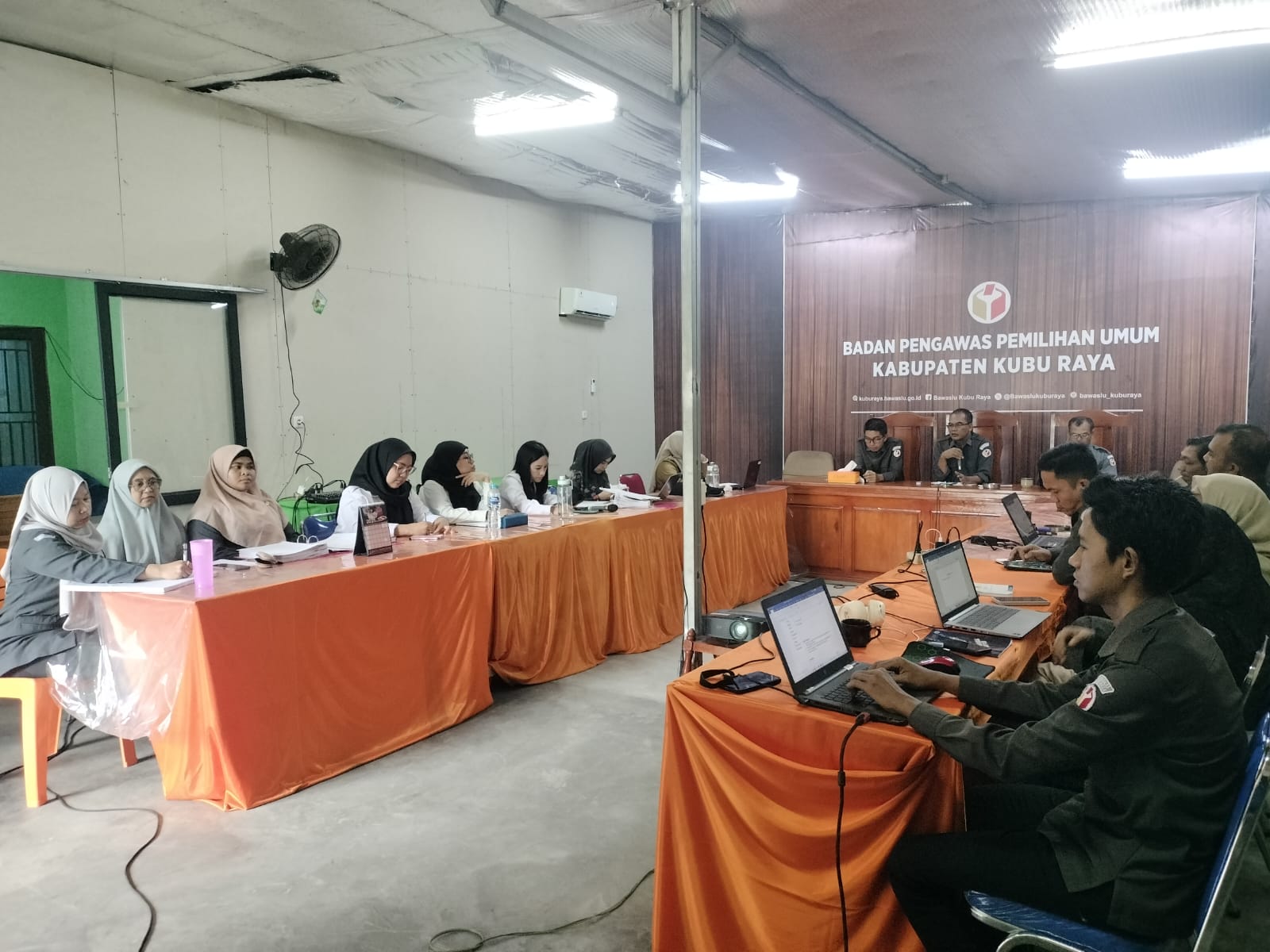 Bawaslu Kubu Raya Gelar Rapat Rutin Evaluasi Program Kerja Bulanan