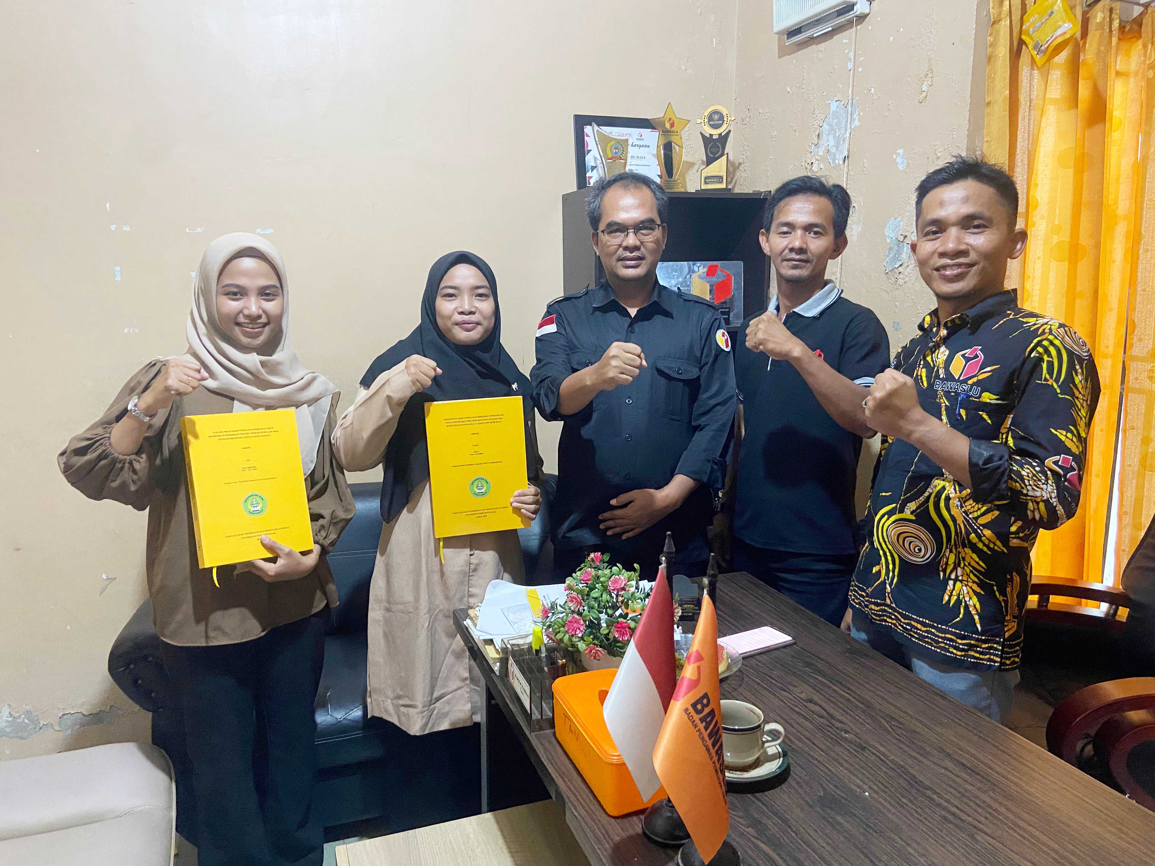 Bawaslu Kubu Raya Terima Penyerahan Skripsi dari Mahasiswa Universitas PGRI Pontianak
