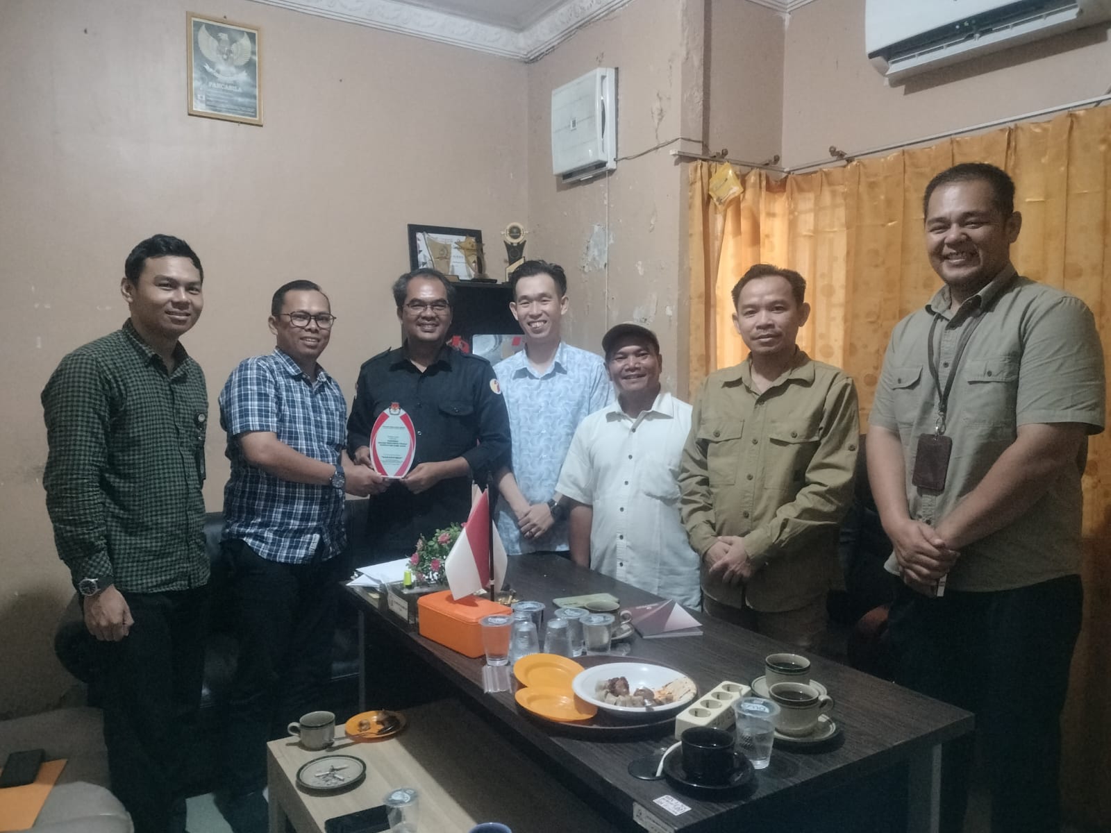 Wujud Sinergi, Bawaslu Kubu Raya Terima Penghargaan dari KPU Kubu Raya