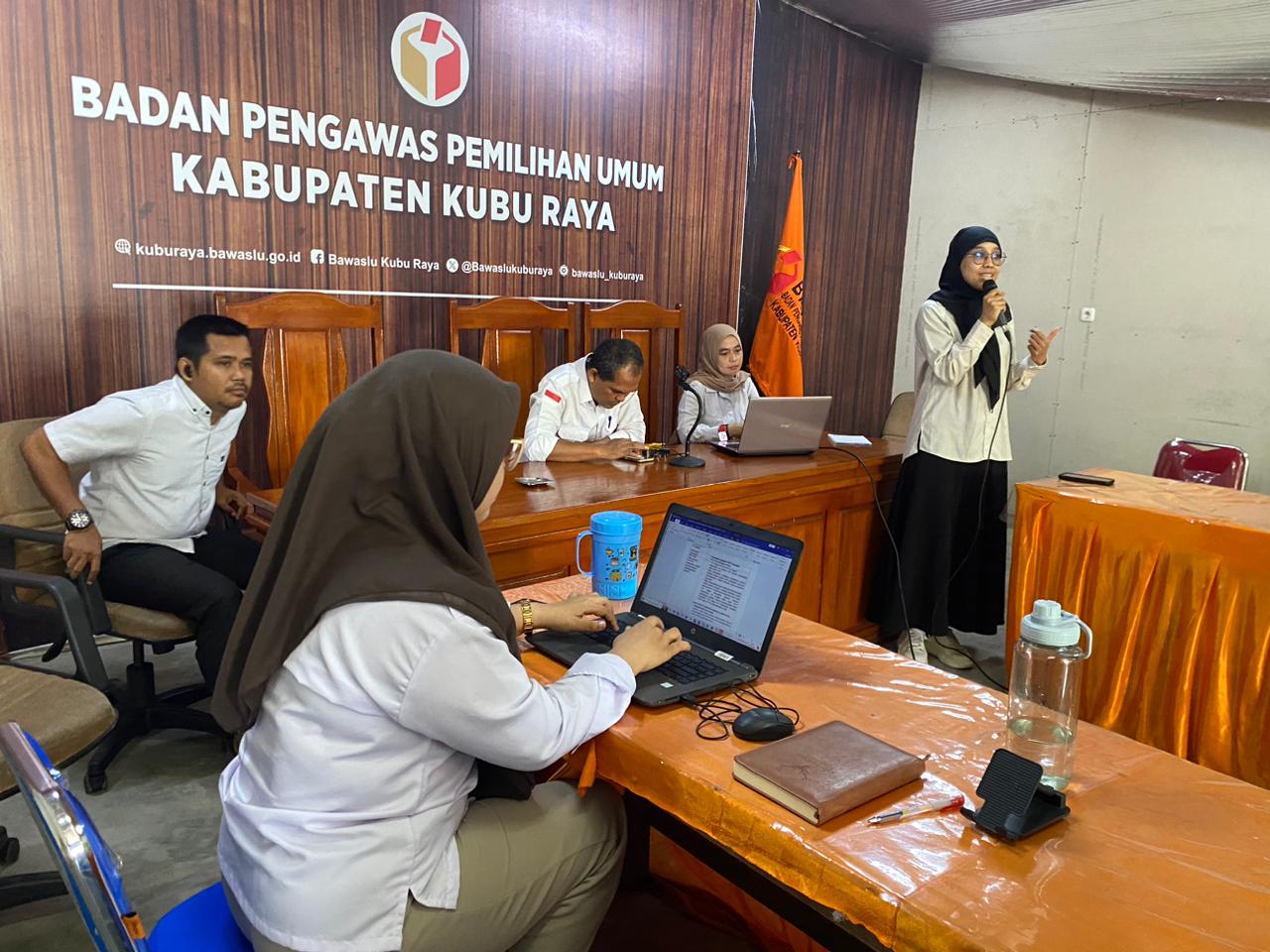 Bawaslu Kubu Raya Laksanakan Peningkatan Kapasitas Melalui Buku Digital Petunjuk Teknis Perjalanan Dinas dan Kegiatan Kantor