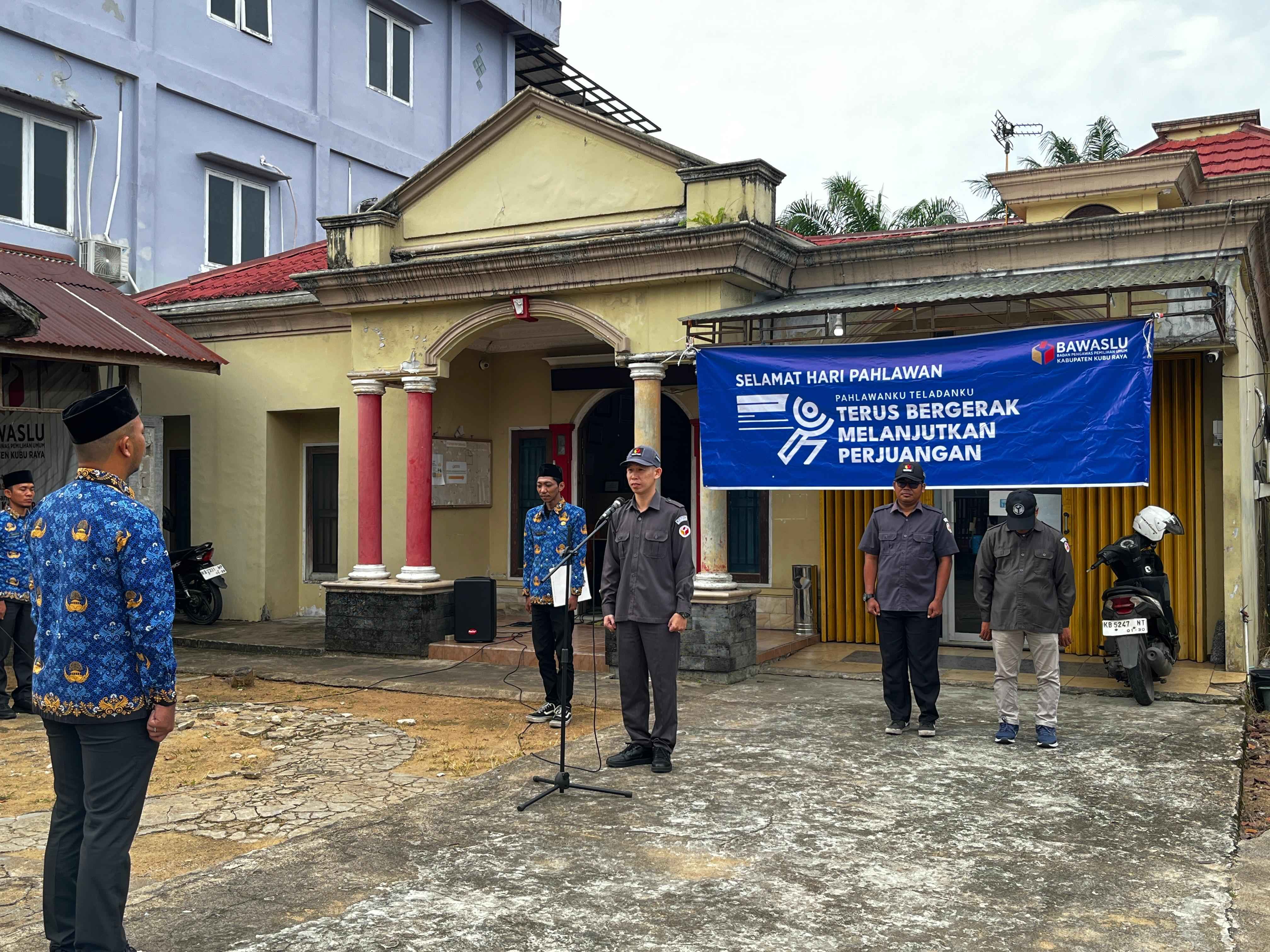 Bawaslu Kubu Raya Gelar Upacara Peringatan Hari Pahlawan Tahun 2025