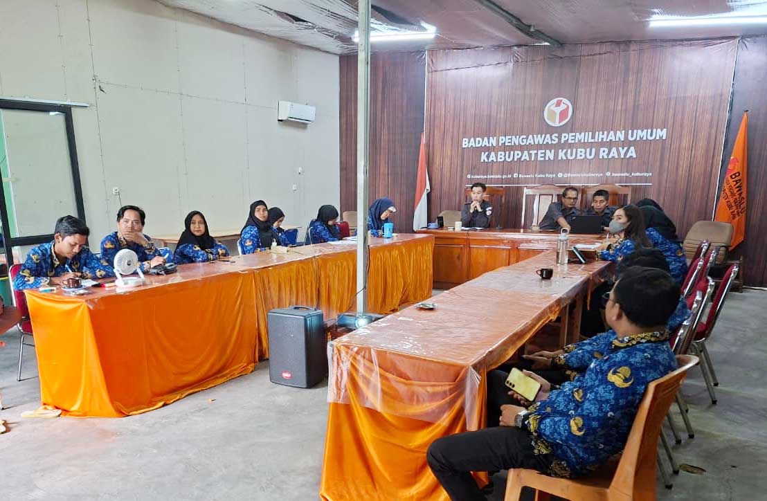Bawaslu Kubu Raya Bahas Pedoman Pengawasan  Pemutakhiran Data Partai Politik Secara Berkelanjutan  Melalui Sistem Informasi Partai Politik (SIPOL)