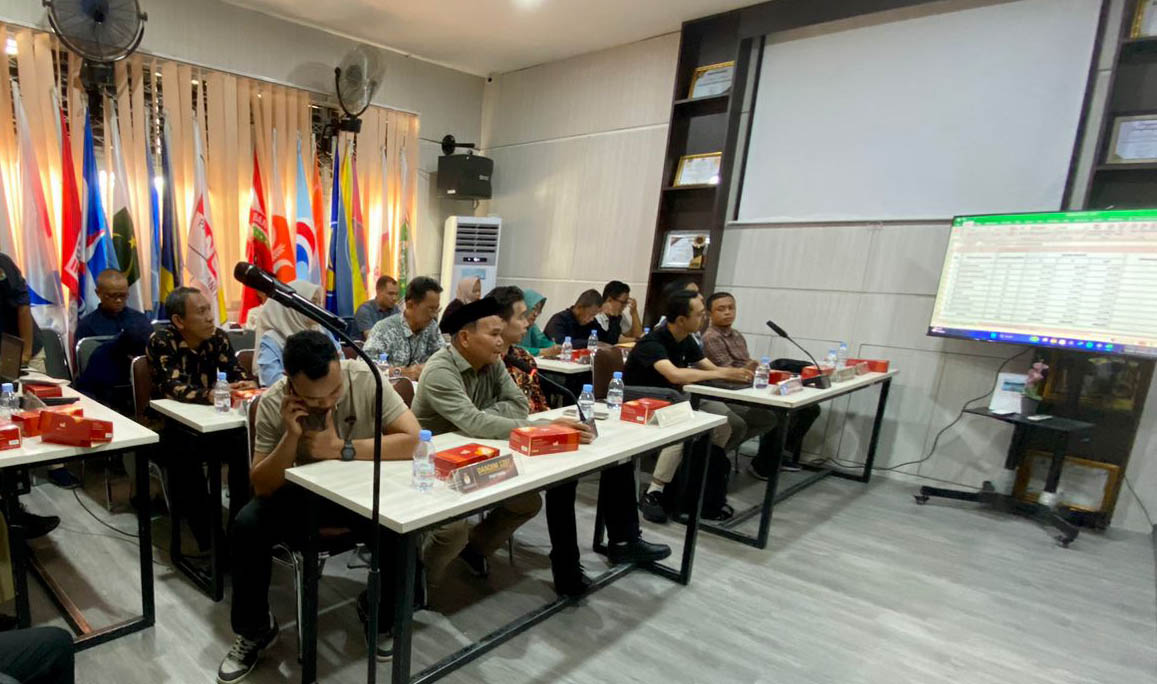 Wujudkan Data Pemilih Akurat, Bawaslu Kubu Raya Awasi Rapat Pleno Terbuka  PDPB Triwulan IV Tahun 2025