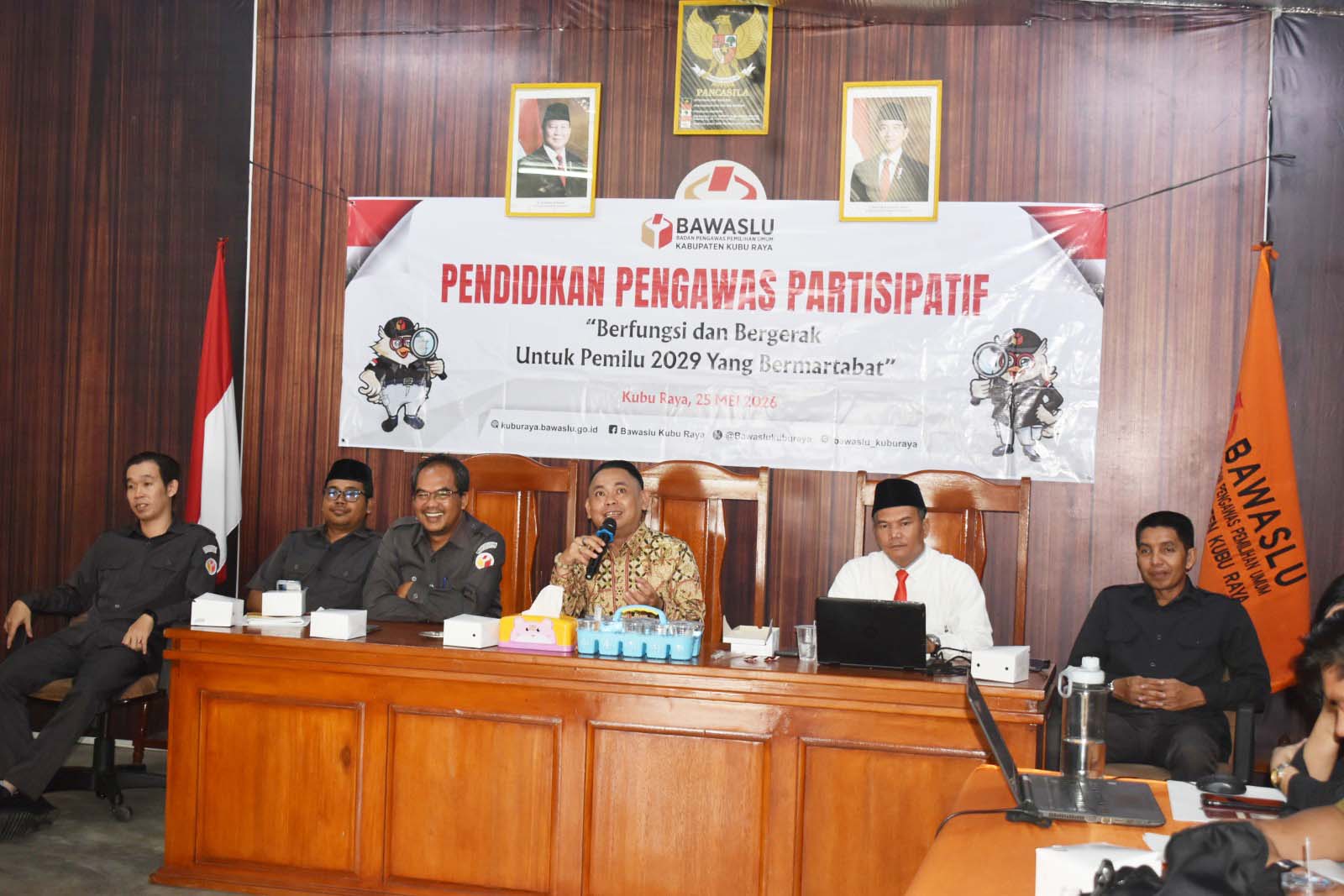 Anggota Bawaslu Provinsi Kalimantan Barat Yosep Harry Suyadi Membuka secara resmi Kegiatan Pendidikan Pengawasan Partisipatif (P2P) di Kabupaten Kubu Raya untuk Pemilu 2029 Bermartabat.