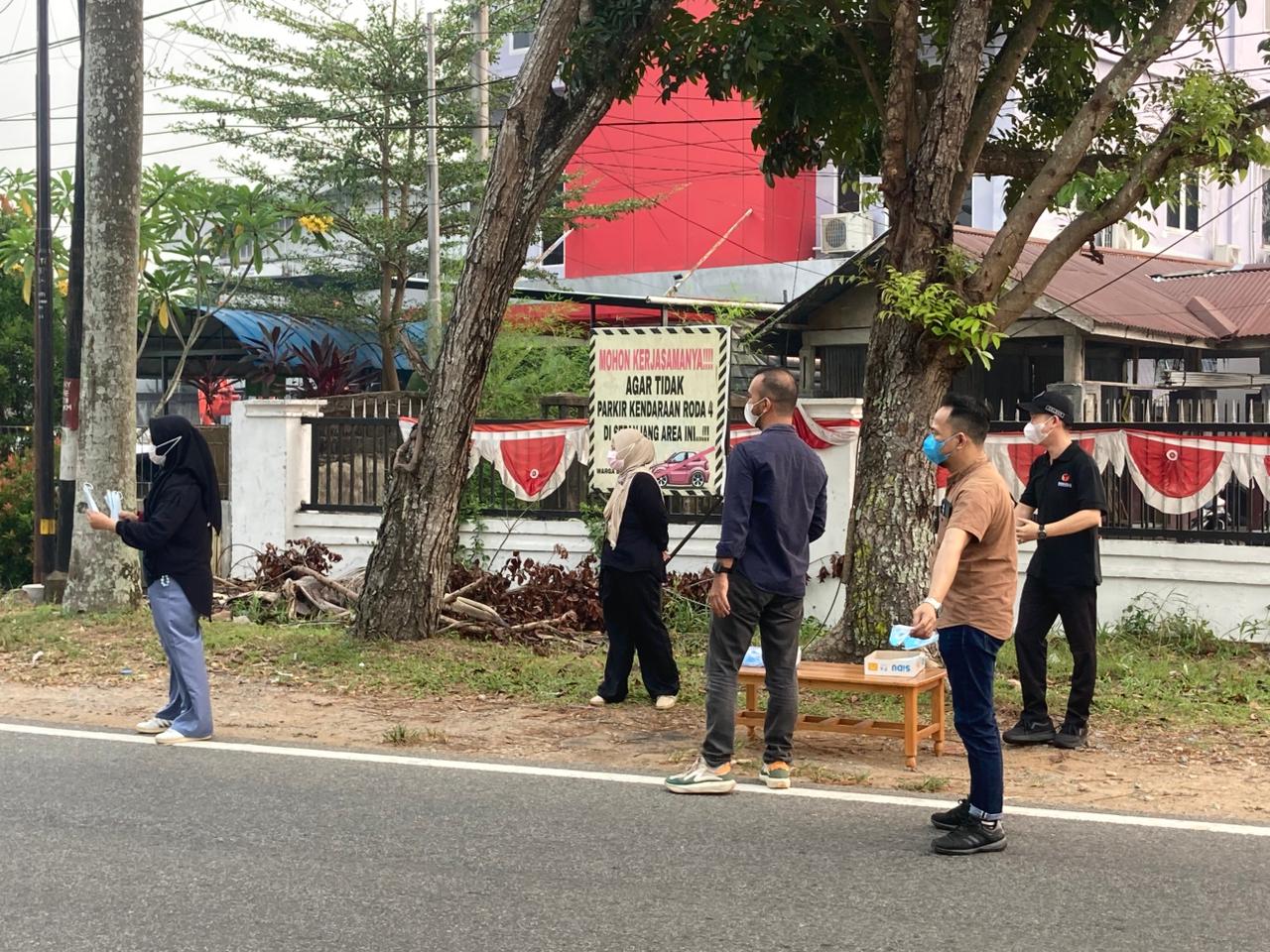 Bawaslu Kubu Raya Bagikan Masker, Bentuk Solidaritas di Tengah Kabut Asap