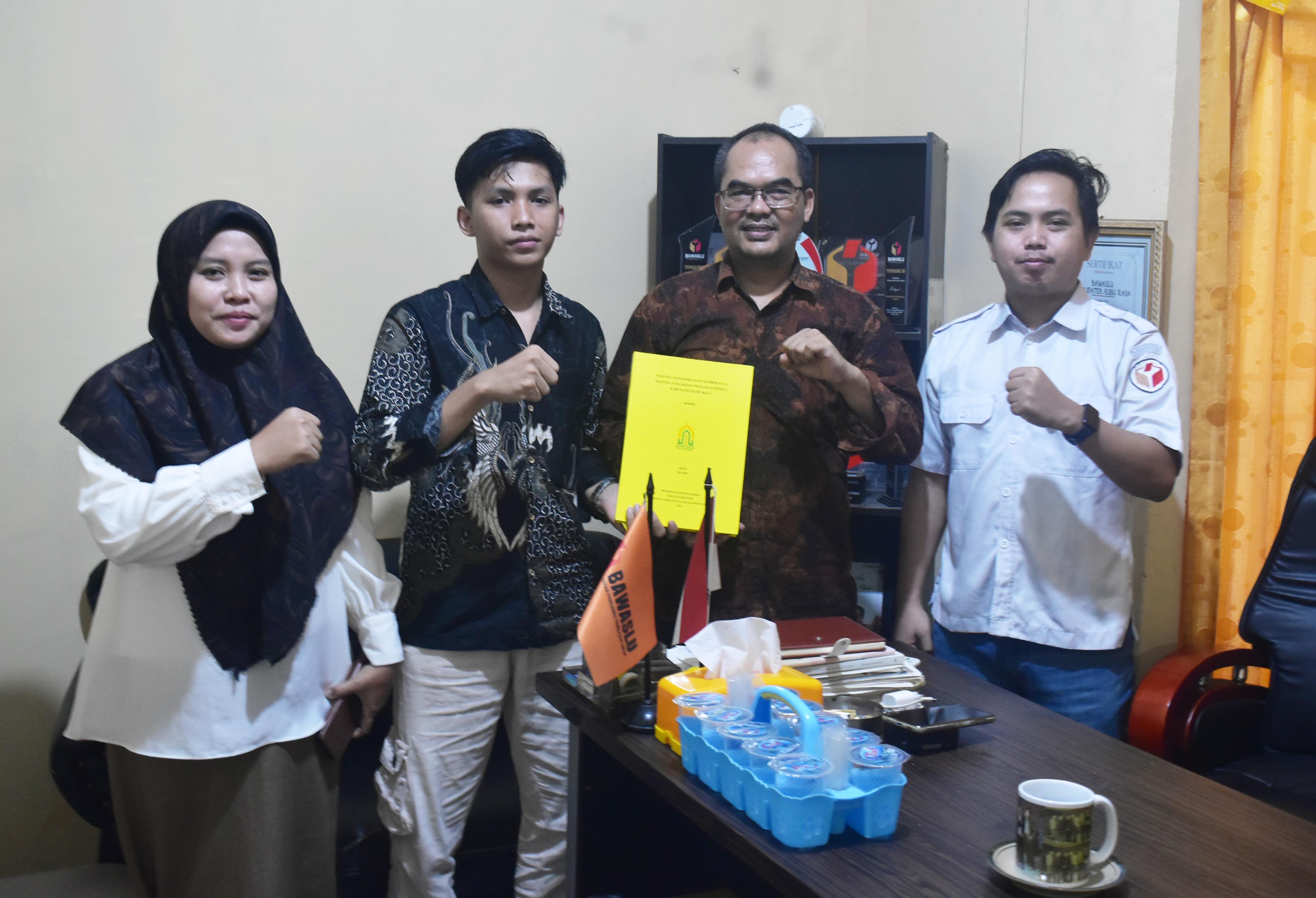 Ketua Bawaslu Kubu Raya Terima Penyerahan Skripsi Mahasiswa UNU Kalbar