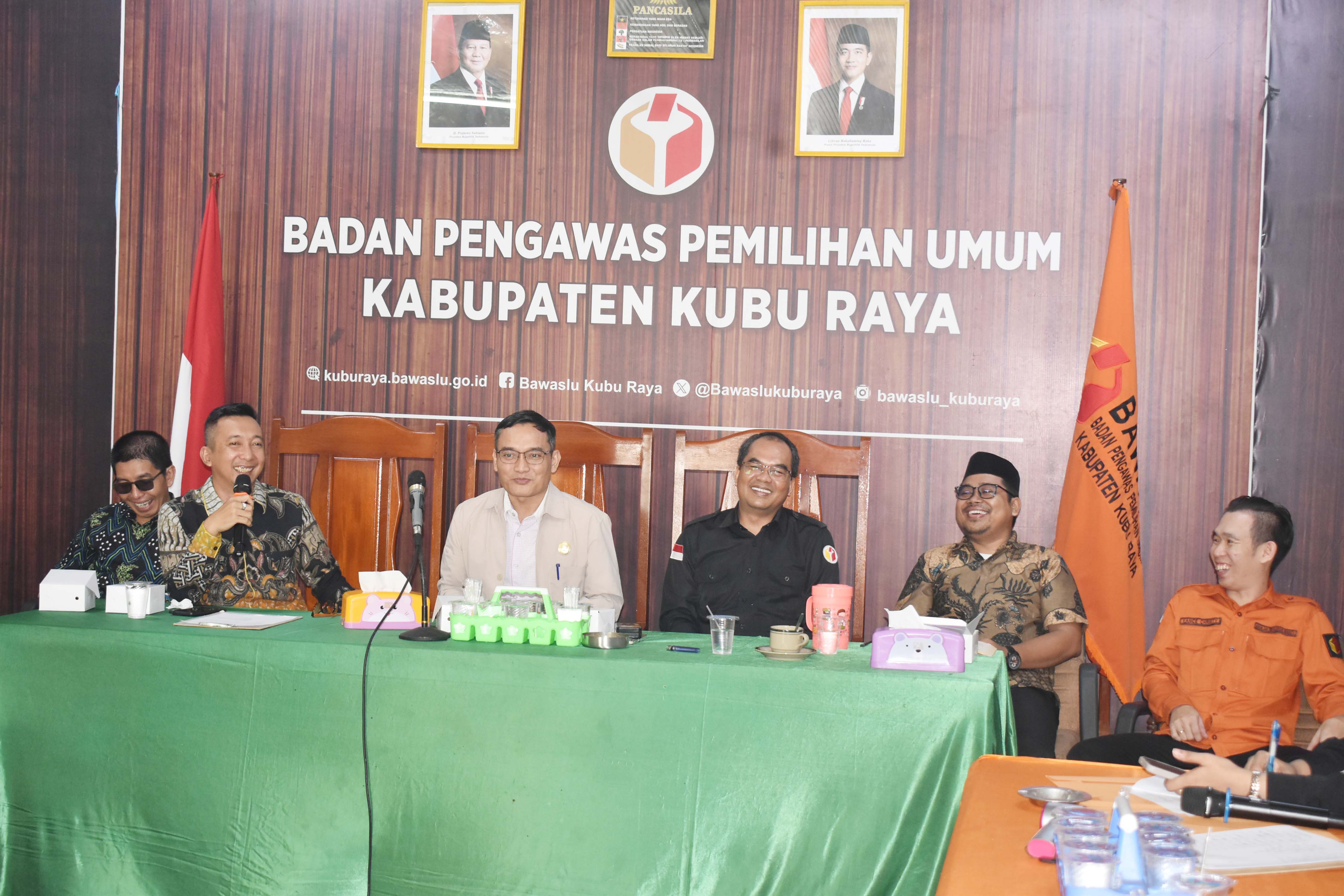 Bawaslu Kubu Raya Tingkatkan Kapasitas Pengelolaan Layanan Publik melalui Teknik Uji Konsekuensi Informasi Publik