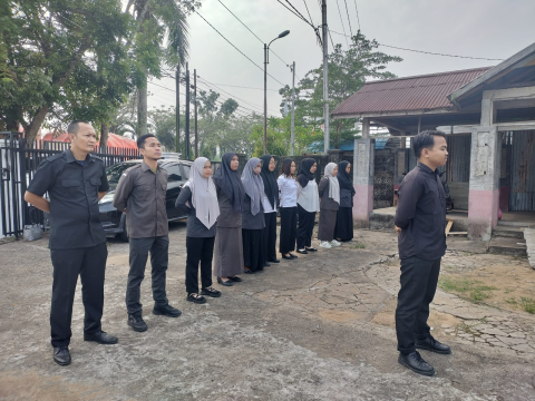 Ketua Bawaslu Kubu Raya Encep Endan Tekankan Disiplin dan Kinerja dalam Apel Rutin