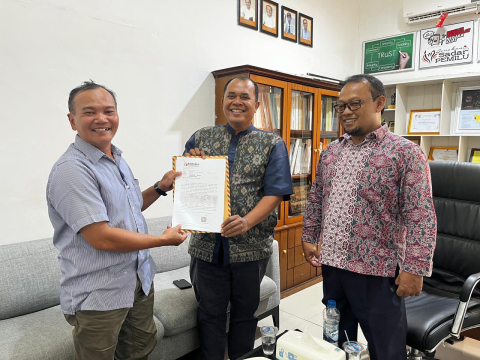 Bawaslu Kubu Raya Serahkan 163 Data hasil Uji Petik Pemilih Berpotensi Meninggal Dunia kepada KPU Kubu Raya