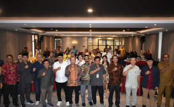 Sesi foto bersama dengan Ketua Bawaslu Provinsi Kalimantan barat, Ketua dan Anggota Bawaslu Kubu Raya serta Peserta Rapat Koordinasi Pengawasan Partisipati