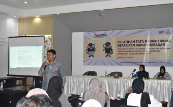 sesi Penyampaian Materi Pelatihan Tata Naskah Dinas, Kearsipan dan Kehumasan