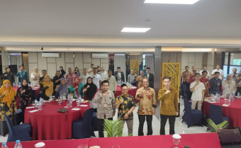 Sesi Foto bersama dalam Rakor Pengawasan Pemilu Partisipatif di hotel Alimoer Kubu Raya, Sabtu (13/7/2024)