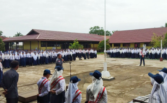 Gustiar berikan Amanat kepada pelajar SMPN 1 Sungai Kakap agar dapat melakukan pengawasan dan memberikan hak pilihnya dalam pemilu dan pilkada