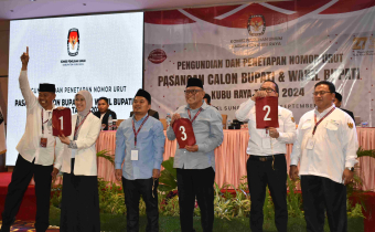 Bawaslu Kubu Raya Awasi Pengundian dan Penetapan Nomor Urut Pasangan Calon Bupati Dan Wakil Bupati Kabupaten Kubu Raya Tahun 2024