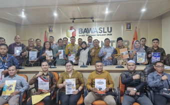 Anggota Bawaslu Kubu Raya dan Staf Kehumasan Menyampaikan Laporan Akhir Kehumasan ke Bawaslu RI
