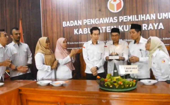 Bawaslu Kabupaten Kubu Raya Gelar Tasyakuran HUT ke-17 Bawaslu RI Secara Sederhana dan Khidmat