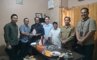 Wujud Sinergi, Bawaslu Kubu Raya Terima Penghargaan dari KPU Kubu Raya