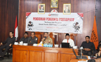 Anggota Bawaslu Provinsi Kalimantan Barat Yosep Harry Suyadi Membuka secara resmi Kegiatan Pendidikan Pengawasan Partisipatif (P2P) di Kabupaten Kubu Raya untuk Pemilu 2029 Bermartabat.