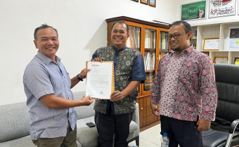 Bawaslu Kubu Raya Serahkan 163 Data hasil Uji Petik Pemilih Berpotensi Meninggal Dunia kepada KPU Kubu Raya