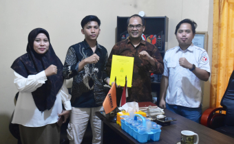 Ketua Bawaslu Kubu Raya Terima Penyerahan Skripsi Mahasiswa UNU Kalbar